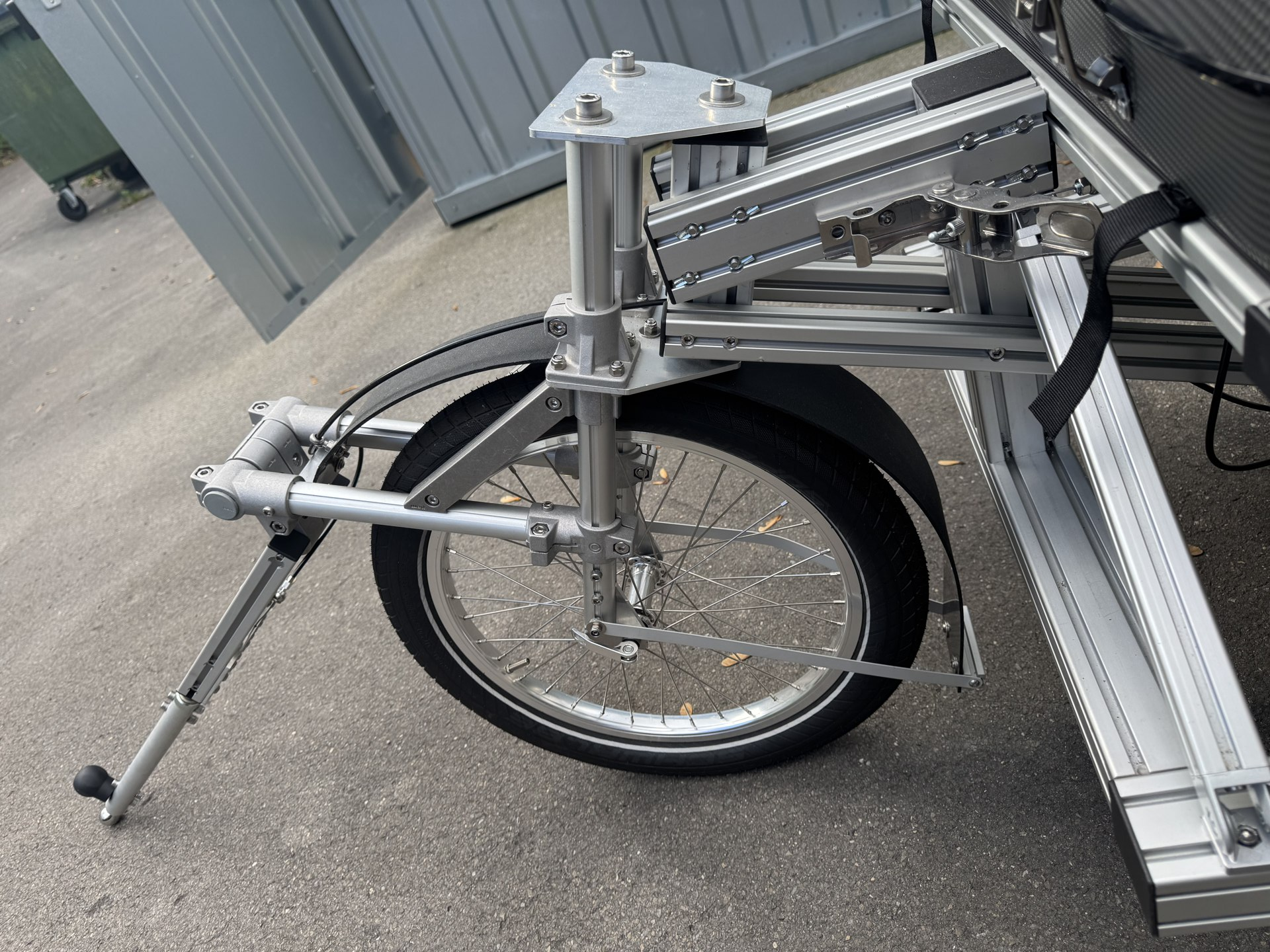Detail von Vorderrad und Deichselmechanik