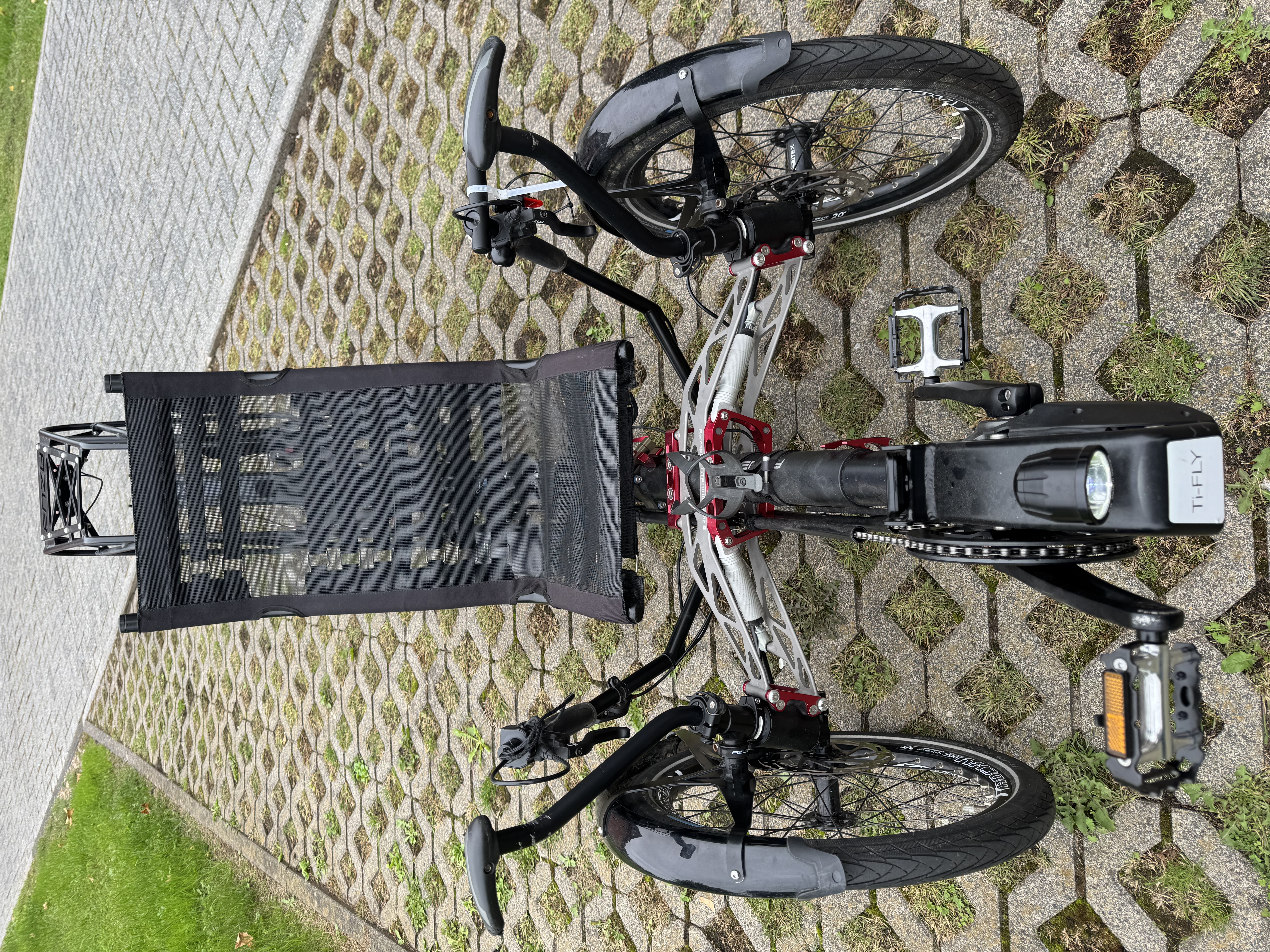 AZUB Ti-FLY 26: Blick von vorn auf Netzsitz und Aufstehhilfen