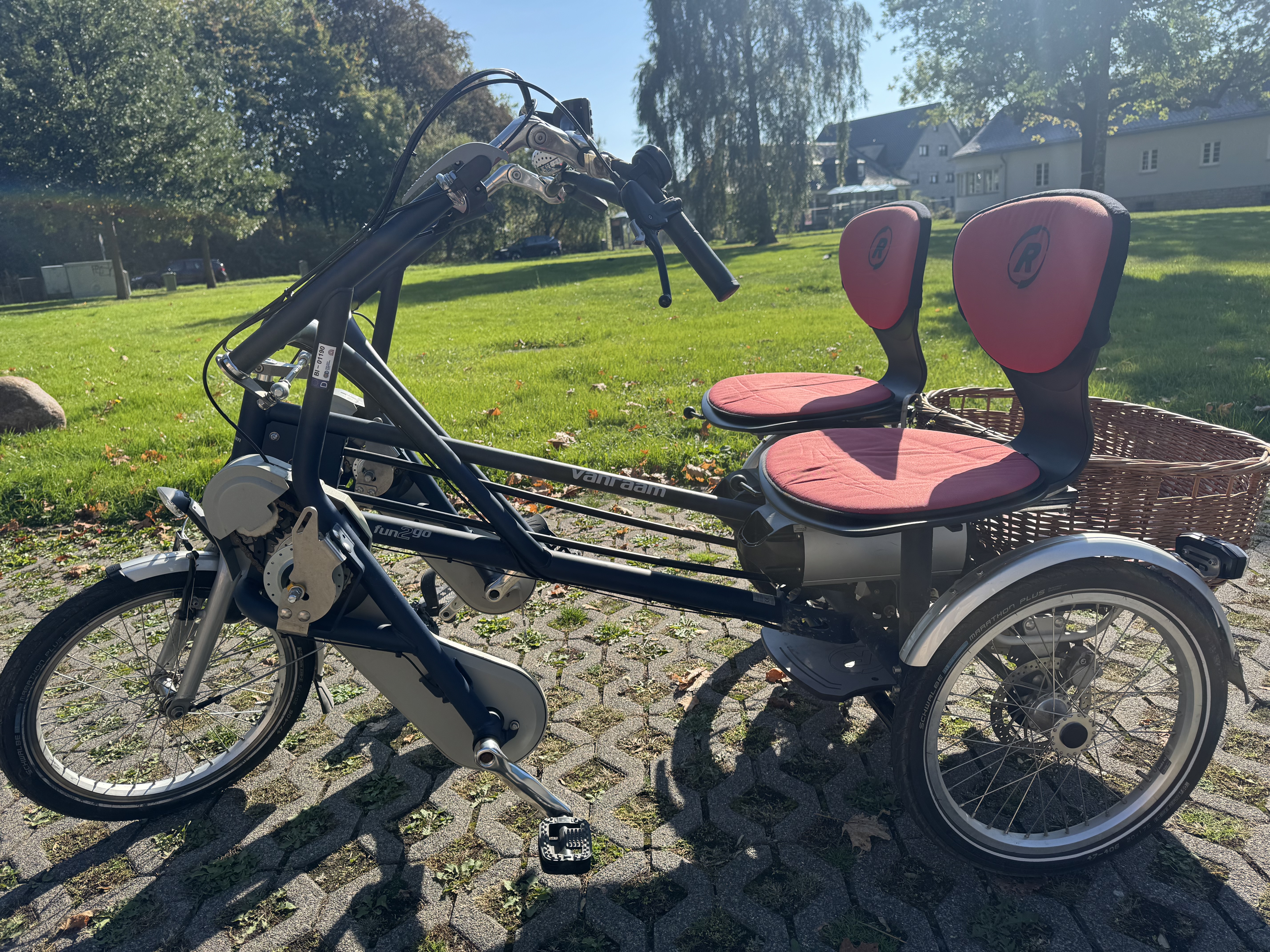 vanRaam Fun2Go gebraucht: Seitenansicht mit zwei nebeneinanderliegenden Sitzen