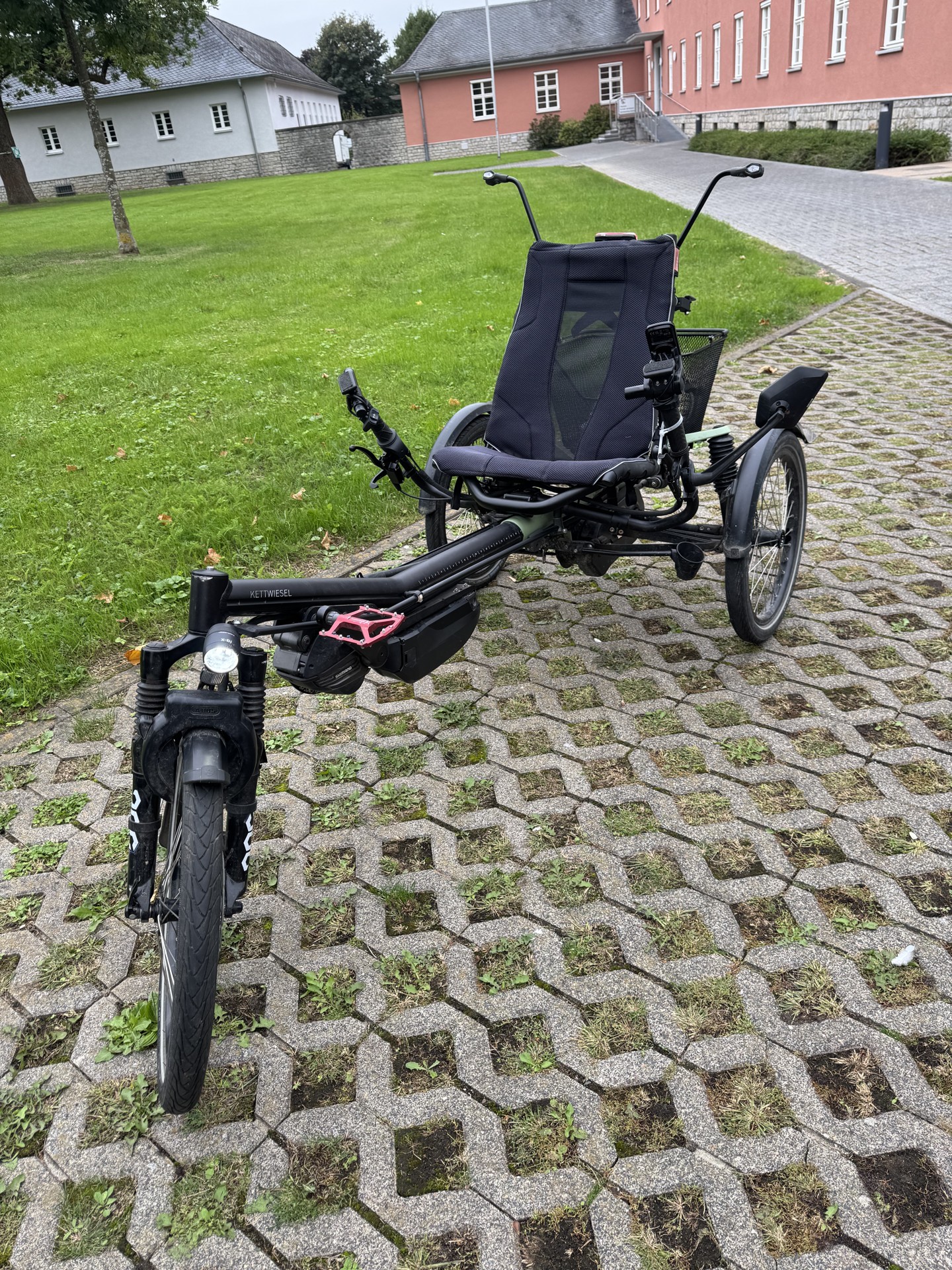 HASE Kettwiesel ONE PLUS: Schräge Frontansicht mit ErgoMesh-Sitz