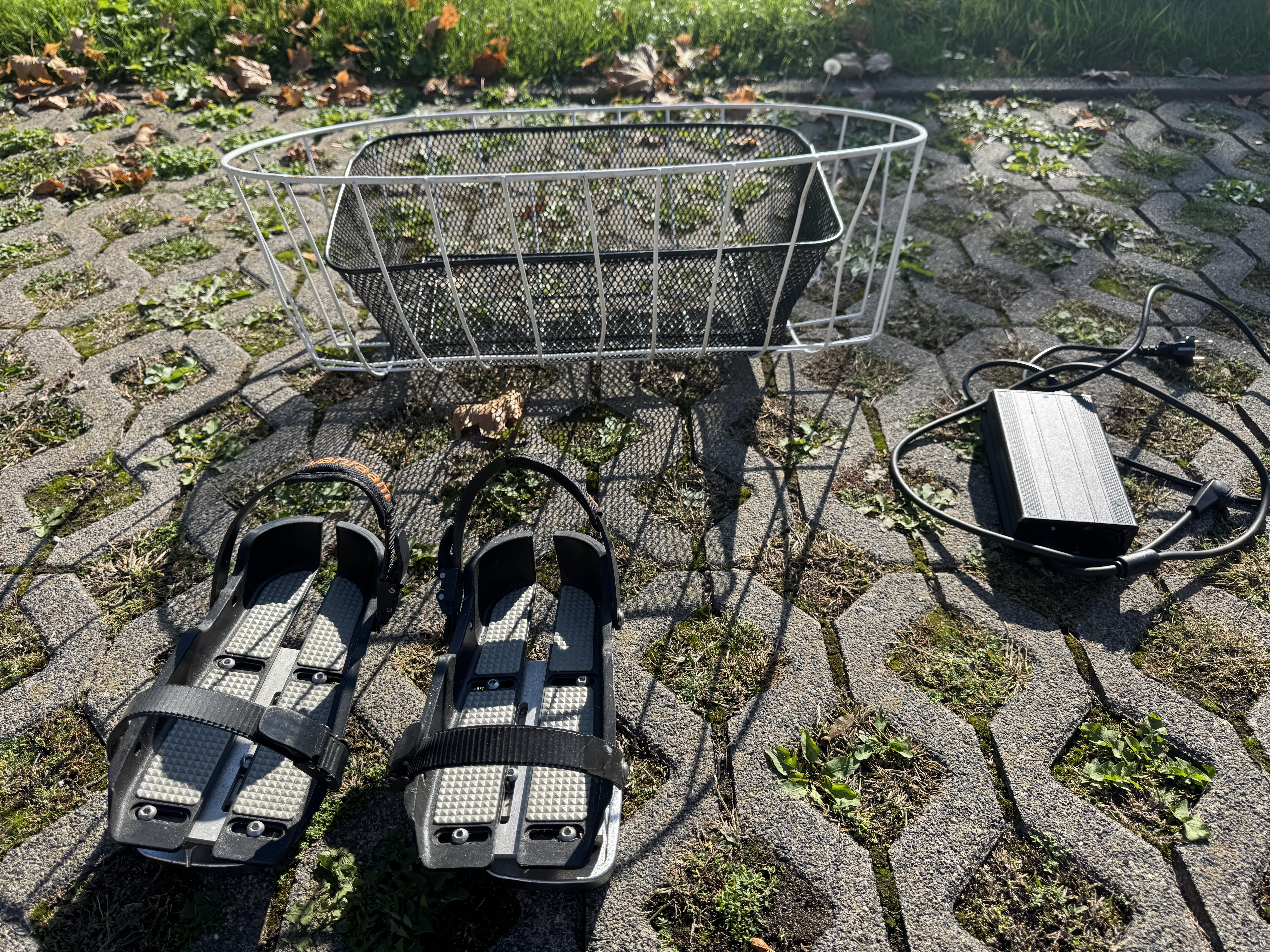 vanRaam Fun2Go gebraucht: Zubehör mit Korb, Fußfixierungen und Ladegerät